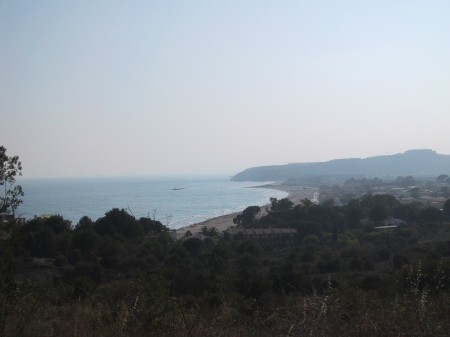 Utsikt fra prosjektet. Kystbyen Altafulla ses ved stranden nedenfor.