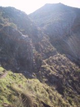 Stien opp til La Concha varierer fra bred turvei bratte og steinete partier. La Concha i bakgrunnen er ennå et stykke unna. 
