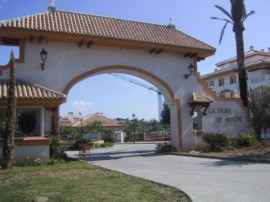 La Dama de Noche, Puerto Banus - gated entrance