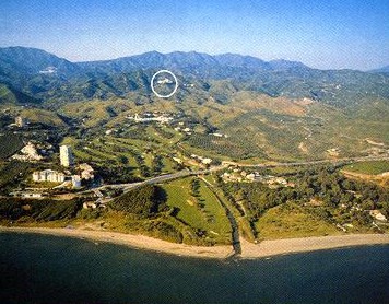Utsikt mot Lomas de Los Monteros fra sjen - Marbella mot venstre, Rio Real golfbanen i forgrunnen. 